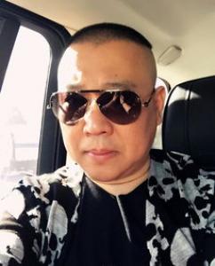 桃心发型,就是将头发修剪成桃心形状,造型别致又独特,不怎么挑