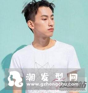 两边铲短发就是将两侧的头发剃薄或者剃光,造型清爽利落,很适合年轻男生