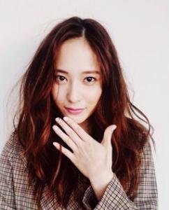 睡不醒发型头发是多长 如何打造出空气感