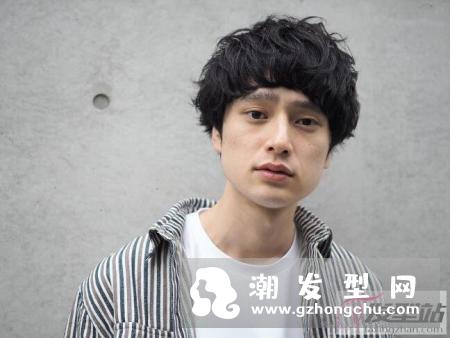 看完日本男生的卷发就别再犹豫！指名这样烫一定没问题