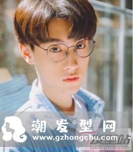 穿上白色t恤让高中男生更青春