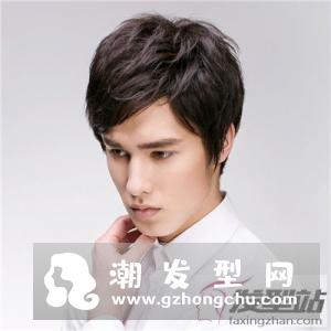 男生额头高适合的发型 斜刘海短发显帅气