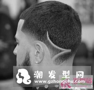 个性男士一道杠发型 两侧铲短雕刻好时尚