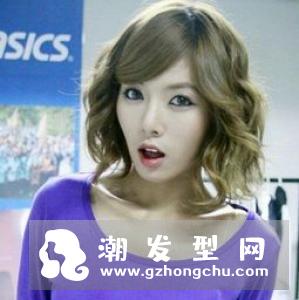 齐耳短发,顾名思义就是发根修剪到耳朵处的短发发型