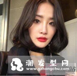 女生中分短发烫发 优雅大方显御姐范