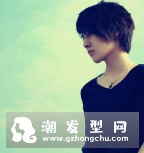 穿上白色t恤让高中男生更青春