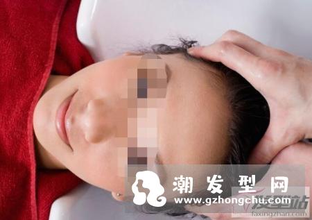 自己洗头效果和在理发店洗头效果不一样？发型师没说，但你一定要知道的洗发秘密