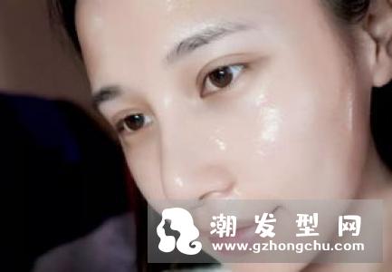 头皮上抠出白色小颗粒是什么东西 头发根部有白色颗粒怎么办