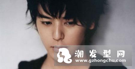 男生自然卷做什么发型好 时尚烫发帅气吸睛尽显男人魅力