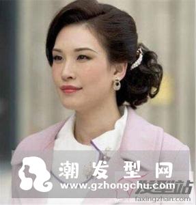 中年简单气质盘发 大方优雅年轻好几岁