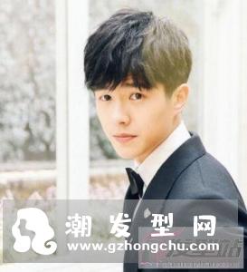微烫发型男蓬松学生 阳光帅气尽显青春活力