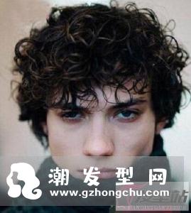 男生小卷烫发发型 复古感十足释放独特个性