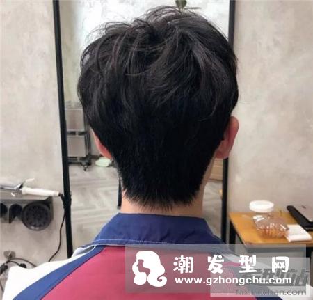 男生后脑勺扁平发型 剃半边 雕刻打造帅哥