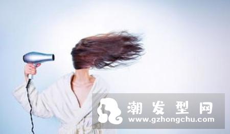冬季头发扁塌干燥无光泽？这13个护发习惯千万不要试