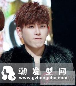 男短发能烫什么发型好看 小波浪卷帅气来袭