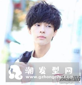 校园男生蓬松微烫发型 率性空气烫秒变时尚校草