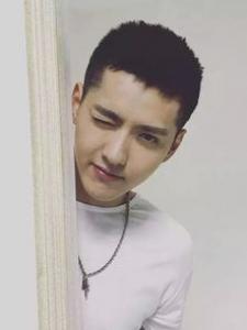 适合发际线高的男生发型 刘海搭配烫发效果堪比植发