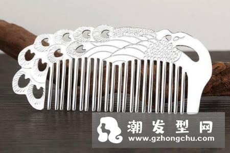 银梳子梳头有什么好处 银梳子的正确使用方法和保养