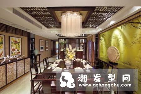 穿中式婚礼服适合的发型 复古盘发展现传统中国风