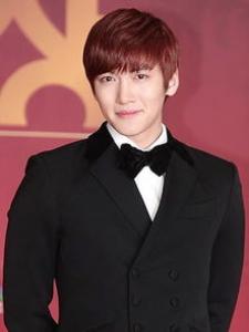 帅气韩式男生发型 暖男范领衔时髦