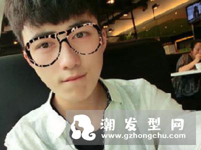 男生复古纹理烫发型 不同风格领时尚潮流