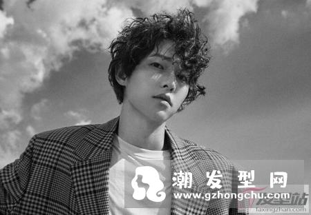 2019男士流行卷发发型 男士大爱满头小卷短发烫发显露时尚感！