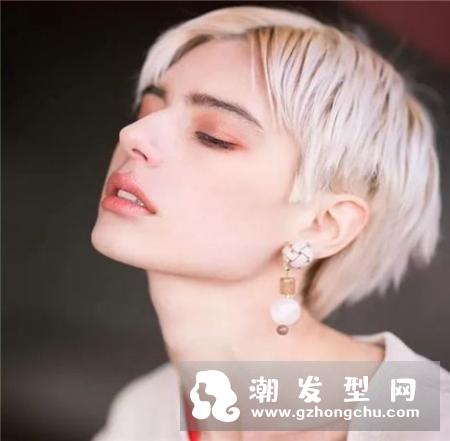 脸大的女生怎样盘头发 简约大方塑造巴掌小脸