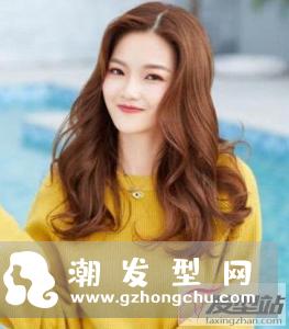 长发女生芭比烫发型 瘦脸精致如芭比娃娃