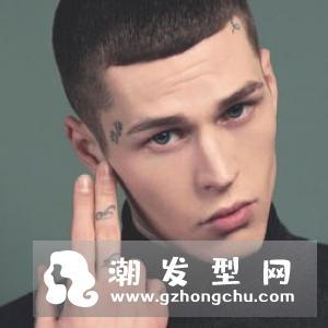 男生头顶头发少适合什么发型 时尚烫发蓬松有型增加发量