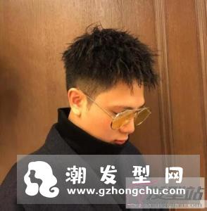 头发扁塌男生适合的发型 时髦烫发打造帅气潮男