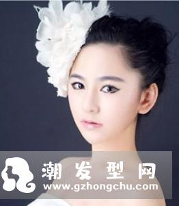 松散风格的盘发发型 慵懒中彰显优雅气质