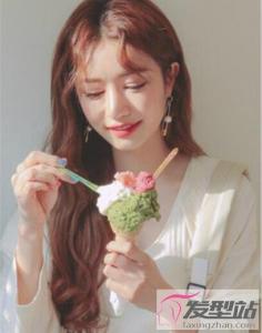 长发女生芭比烫发型 瘦脸精致如芭比娃娃