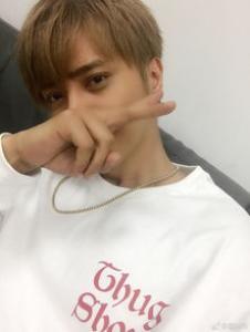 美人尖留什么发型男士 种植多少钱