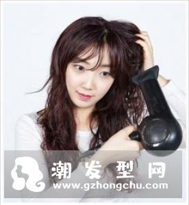 直卷发怎样才不毛躁 洗完头发这么做就对了