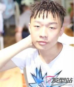男生短发黑人烫造型 吸睛亮眼制造高回头率