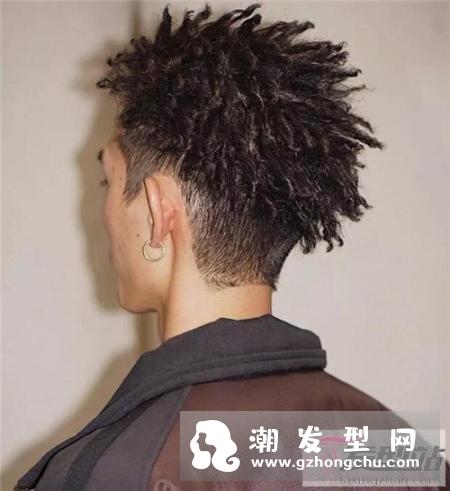 锡纸烫爆炸头发型 朋克照样帅翻天