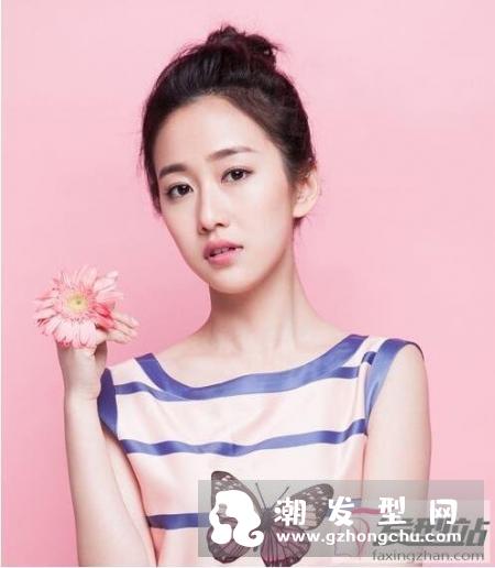职场女性丸子头盘发发型 干练气质与女人的妩媚兼得