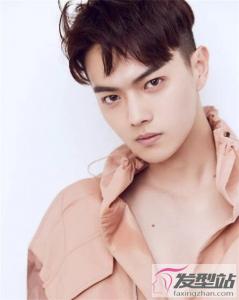 男生短发精神帅气发型 两边铲中间长今年流行爆款