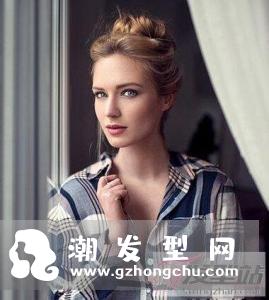 中年女士成熟盘发 减龄洋气韵味十足