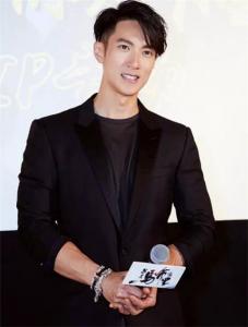 单眼皮男生适合什么发型 撩妹招桃花更时髦