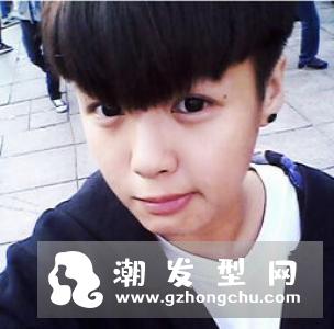 男生发型两边掏空 行走的时尚帅不停