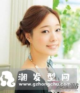 脸大的女生怎样盘头发 简约大方塑造巴掌小脸