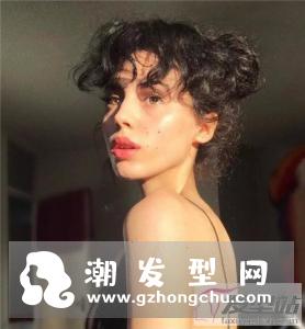 高颜值才能驾驭的发型 “颓废卷”让人眼前一亮