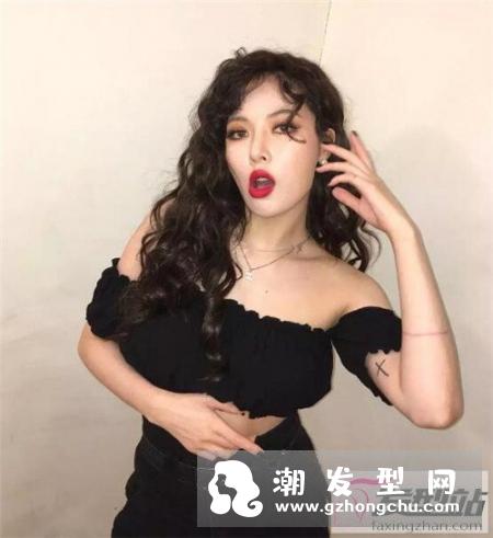 “泡面头”也不比羊毛卷差 蓬松显瘦打造小脸