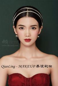盘发适合搭配的发饰 精致额饰绽放你的美