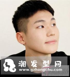 男学生剃两边发型 清爽酷炫展现青春活力