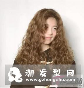 流行的筷子烫发型 轻松塑造优美卷发