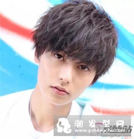 头型不饱满适合的发型 定位烫让你变帅气