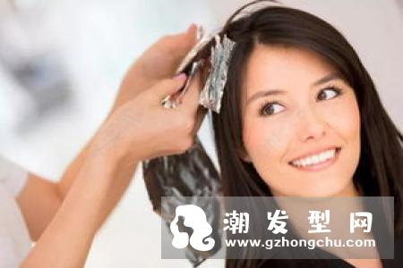 湿发梳头会更好，拔一根白发就会长出更多？ 你信以为真的护发技巧真的可靠吗