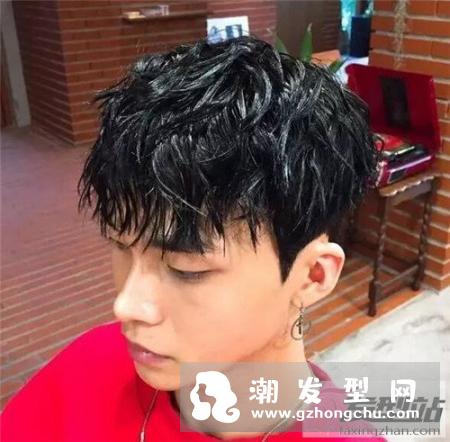 男生复古纹理烫发型 不同风格领时尚潮流